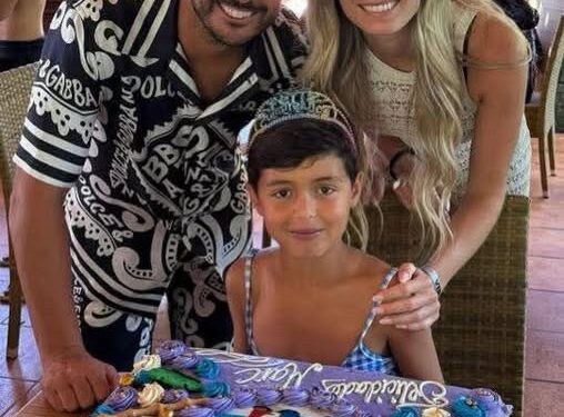 Pedro Rodríguez pubblica una foto del figlio con una tiara: pioggia di insulti omofobi sui social