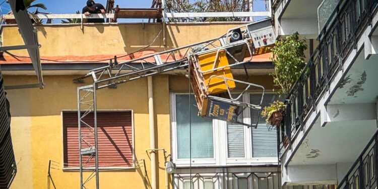 Tragedia sul lavoro a Napoli: cadono da un montacarichi, tre operai morti