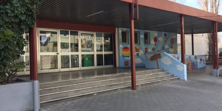 VIDEO – Guasto all’impianto idrico della scuola del Lotto O di Ponticelli: le voci dei protagonisti