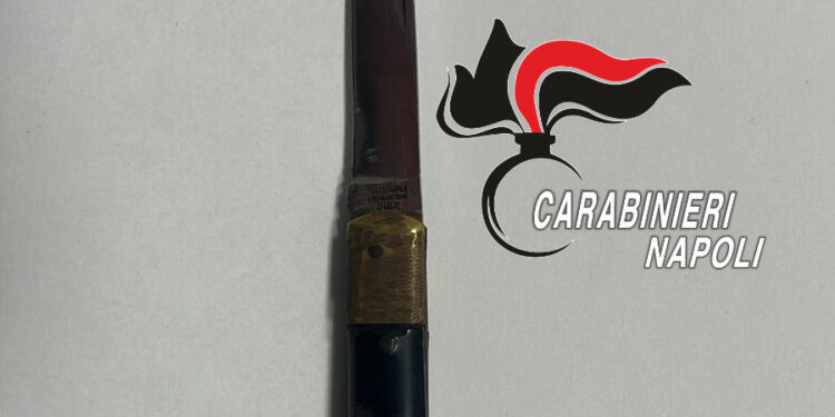 Napoli, selfie con coltello in mano: controlli nella movida tra armi, minori e droga