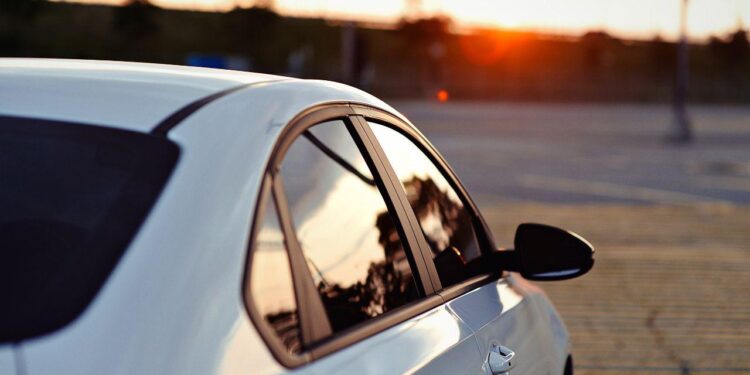 Bambina di 9 anni muore dopo otto ore chiusa in auto sotto il sole