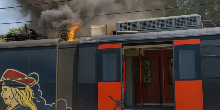 Incendio su un convoglio della Circumvesuviana: panico e disagi
