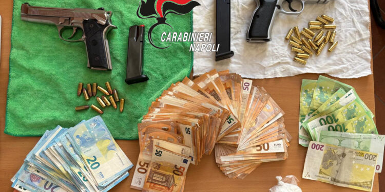 Napoli, pusher in manette: cocaina, 11.500 euro in contanti e armi nascoste in uno scooter rubato