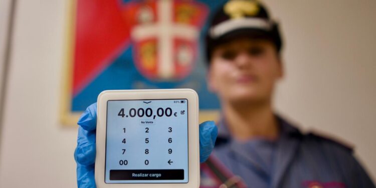 Sorrento, allarme furti hi-tech: arrestata 36enne con un Pos pirata. Pickpocketing 2.0 sbarca in costiera