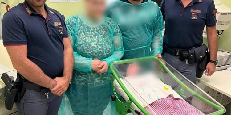 Torre Annunziata: neonata rischia di soffocare, salvata dagli agenti della Polizia