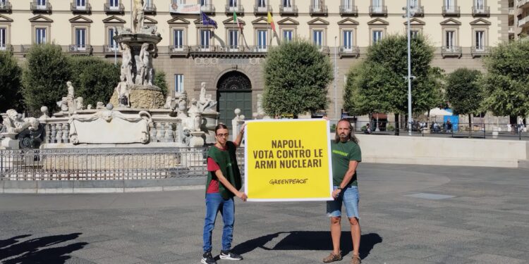 Napoli si unisce a oltre cento città italiane schierate contro le armi nucleari: approvata la mozione promossa da Greenpeace