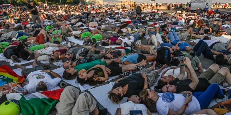 Flash mob a Napoli: corpi distesi in memoria delle vittime di Gaza