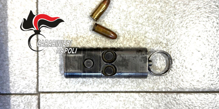 Villaricca, sequestrata pistola portachiavi: nel palmo della mano la potenza di un’arma vera, 50enne in manette
