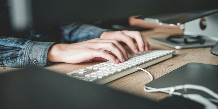 Software standard vs. software su misura: la guida completa per scegliere la soluzione giusta per un’azienda 