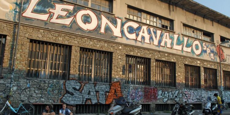 Il tramonto di un simbolo: sgomberato il centro sociale Leoncavallo dopo 31 anni