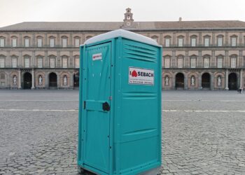 Napoli, Bagni chimici in piazza del Plebiscito: tra indignazione, ironia e polemiche istituzionali