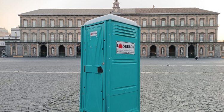 Napoli, Bagni chimici in piazza del Plebiscito: tra indignazione, ironia e polemiche istituzionali