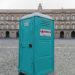 Napoli, Bagni chimici in piazza del Plebiscito: tra indignazione, ironia e polemiche istituzionali