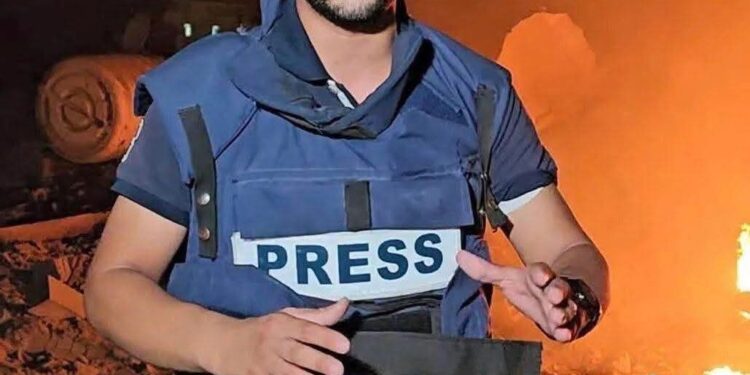 il giornalista Anas al-Sharif ucciso in un attentato a Gaza, insieme a 4 colleghi