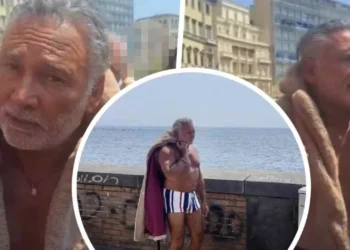 Francesco Paolantoni in pelliccia sul lungomare di Napoli: la promessa mantenuta per lo scudetto