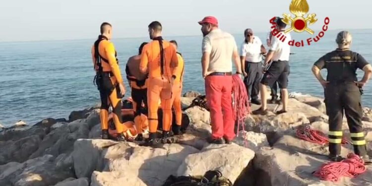 Ritrovato il corpo del bambino disperso in mare