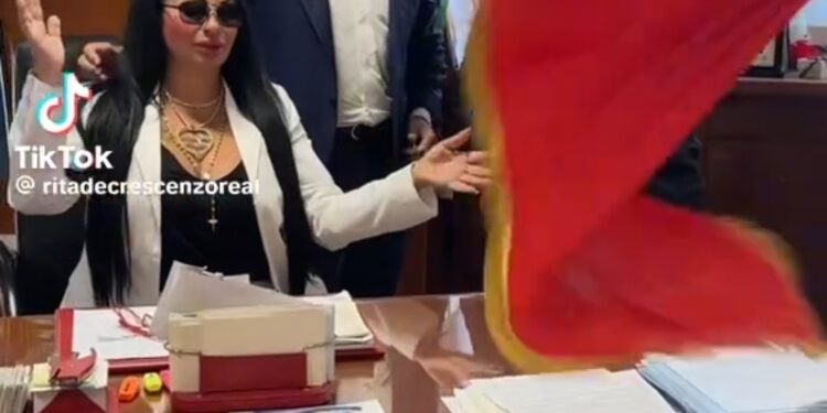 Video-Consiglio regionale della Campania, polemiche per il video con il consigliere Di Fenza e la tiktoker Rita De Crescenzo