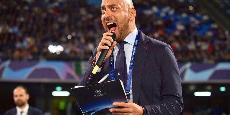 Il Napoli affida la direzione artistica delle gare interne alla Golden Boys: Decibel Bellini lascia lo speakeraggio