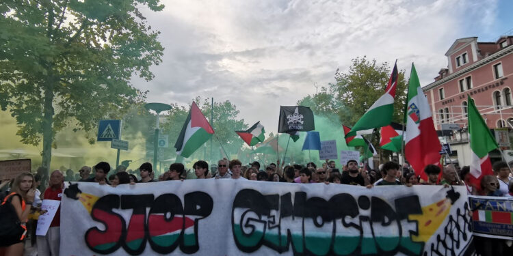 “Stop al genocidio in Palestina”: in migliaia alla Mostra del Cinema di Venezia per Gaza