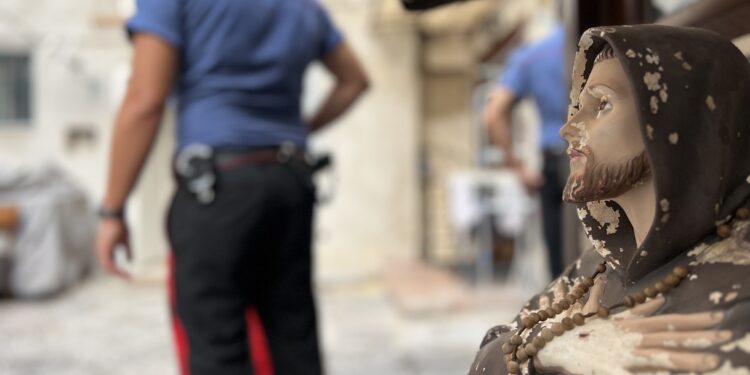 Torre del Greco: abusava delle nipoti di 6 anni e le fotografava: arrestato nonno 78enne