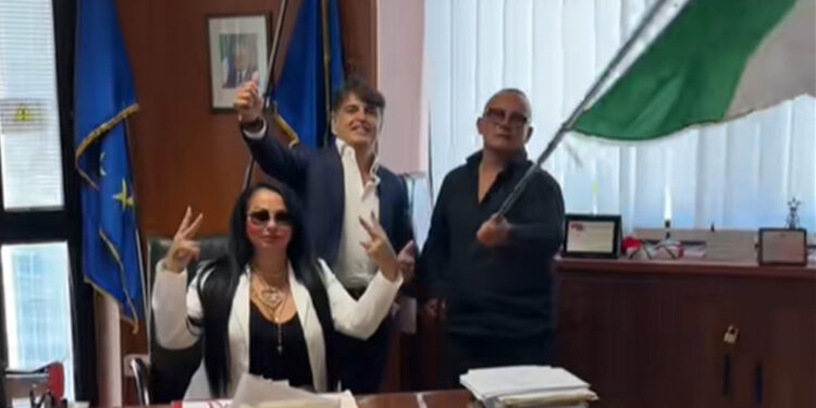 Bufera sul video di Rita De Crescenzo in Regione Campania: Calenda espelle Di Fenza dal partito