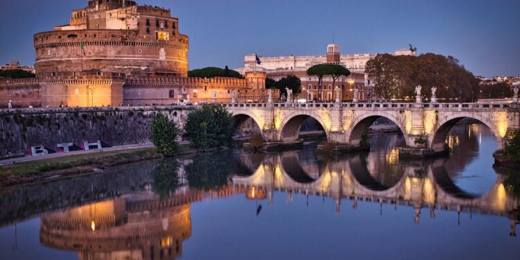 Tour panoramico di Roma di notte: la magia della città eterna al chiaro di luna 