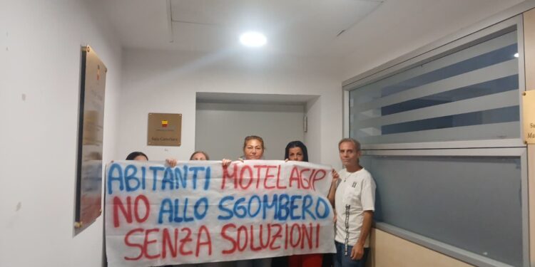 «Non siamo una discarica sociale»: le famiglie dell’ex Motel Agip occupano il comune per protesta contro lo sgombero