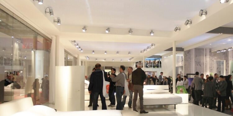 Tendenze pavimenti al Salone del Mobile 2025: superfici che raccontano storie