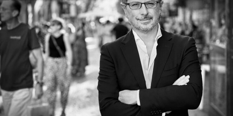 Foto di un richiedente asilo diffusa sui social: il caso Borrelli e il nodo tra cronaca, dignità e diritti