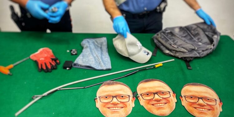 Castellammare di Stabia: ladro usa maschere di Gigi D’Alessio per ingannare le telecamere