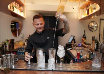 Bartender da 1 milione di follower apre ai baretti di Chiaia