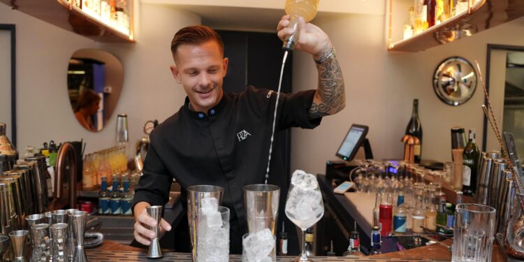 Bartender da 1 milione di follower apre ai baretti di Chiaia