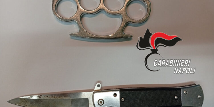 Napoli: controlli dei carabinieri tra tirapugni, coltelli e pistole giocattolo