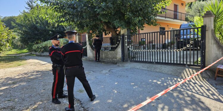 Femminicidio nel beneventano: terminata la fuga dell’assassino. Morto il figlio, grave la figlia