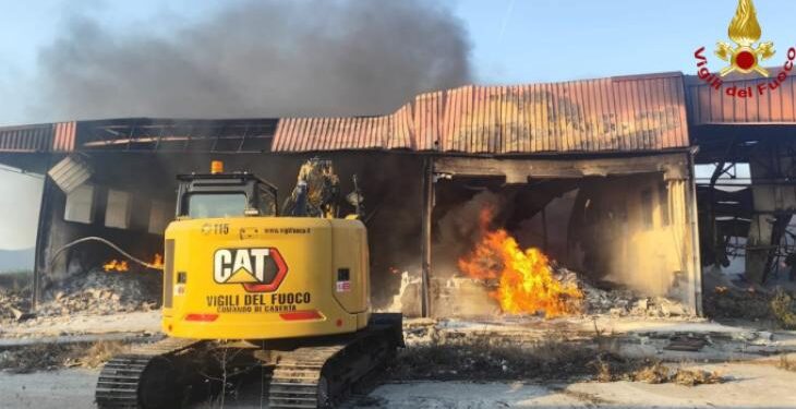 Maxi incendio in azienda di smaltimento rifiuti: fiamme spente dopo due settimane