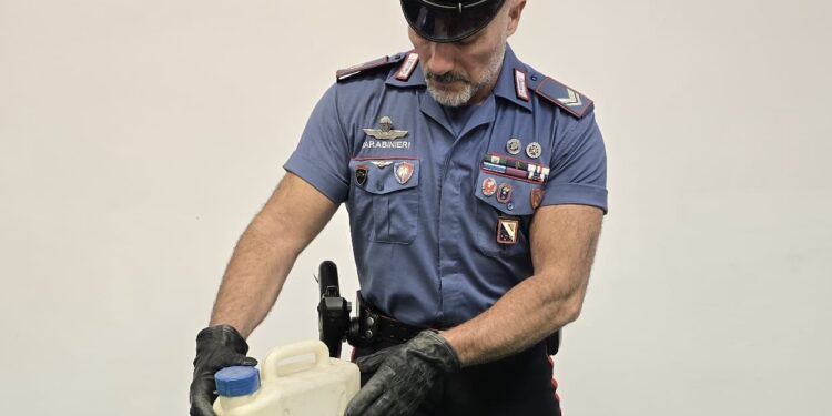 Appicca incendio alla porta dei vicini: arrestato 78enne per incendio doloso e lesioni