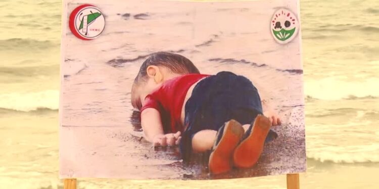 Dieci anni fa la foto di Alan Kurdi, il bambino siriano che scosse il mondo