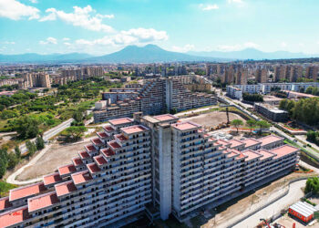 «Hai mezz’ora, dacci casa tua e ti ridiamo tuo padre»: la minaccia del clan a Scampia