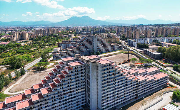 «Hai mezz’ora, dacci casa tua e ti ridiamo tuo padre»: la minaccia del clan a Scampia