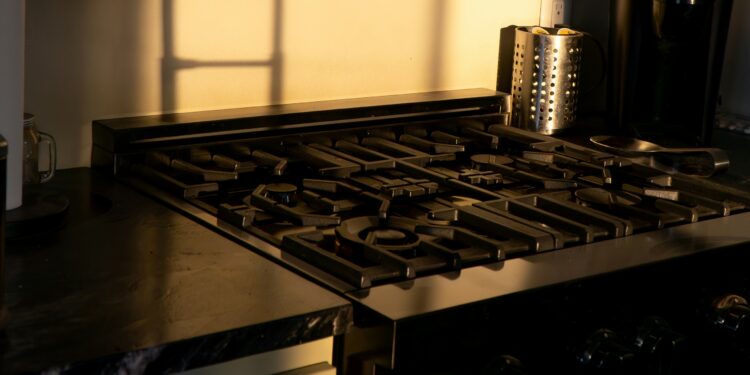 Dal gas all’induzione: come scegliere il piano cottura perfetto per la tua cucina 