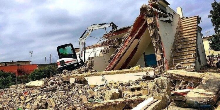 Napoli, petizione popolare contro gli abbattimenti delle case di necessità in Campania