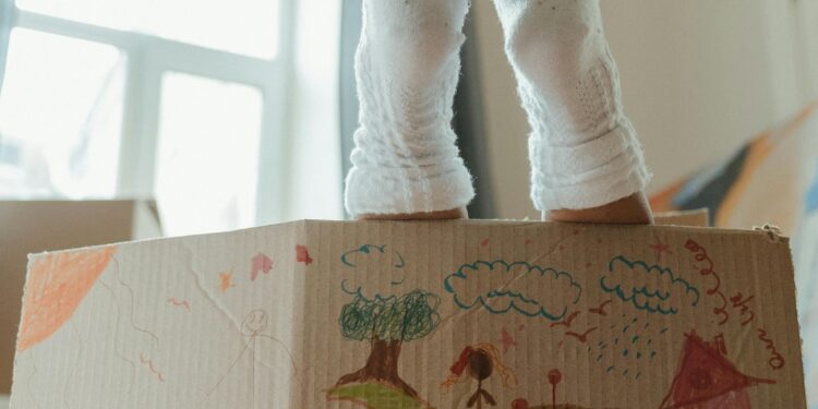 Lasciare i figli minorenni a casa da soli: quando è reato e cosa dice la legge italiana