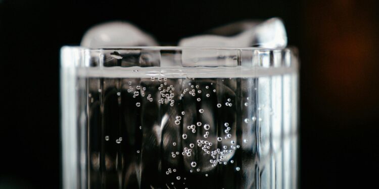 Chiede un bicchiere d’acqua al bar e gli servono soda caustica: uomo in terapia intensiva