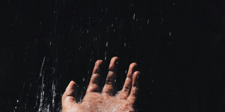 Doccia alla sera o al mattino: quando è meglio farla e cosa dice la scienza