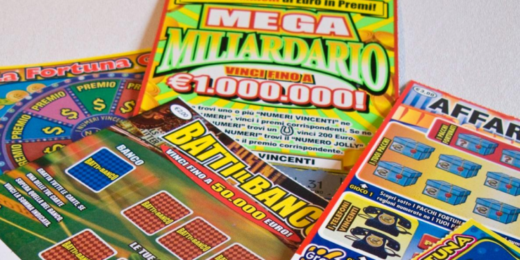 Mezzo milione vinti al Gratta e Vinci: giovane campano sviene dalla gioia