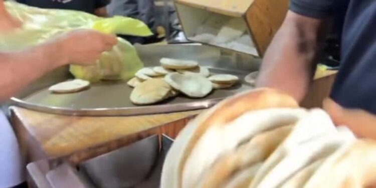 Riprende la produzione del pane nella Striscia di Gaza dopo settimane di blocco