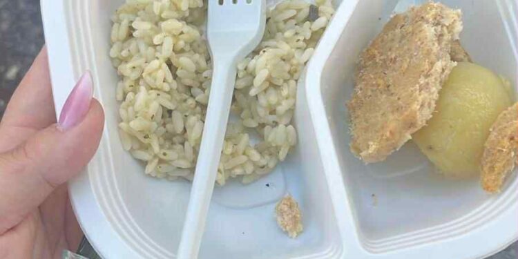 Cibo sospetto servito alla mensa scolastica: segnalazioni anche da altre scuole della città