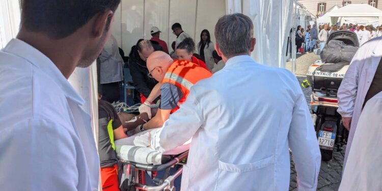 Napoli, malore in piazza durante la Giornata della Salute: salvato grazie al pronto intervento del 118