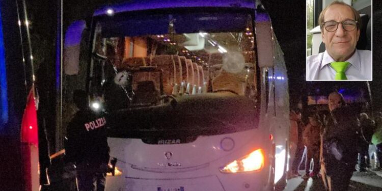 Sassi contro il pullman: autista ucciso dopo match di basket