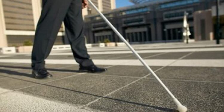 Indennità per 150mila euro in 20 anni, scoperto falso cieco: filmati lo mostrano al bancomat